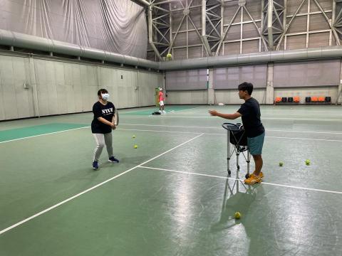 陳教練專業網球課程 - 室內球場教學照