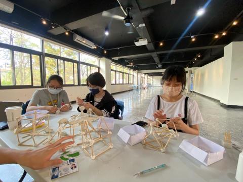 陳葦綾 - 參與籌辦學校週展活動 