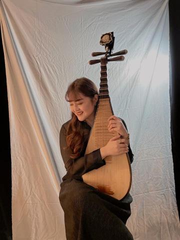 劉昀臻琵琶老師 - 工作形象側拍٩(˃̶͈̀௰˂̶͈́)و