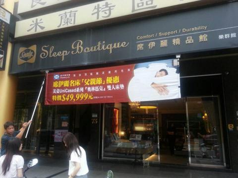 祁飛廣告 - 免爬高布條固定座特點:   
1. 將布條架隱藏至布管內,美觀又安全。
2. 最高可施作於5米高的天花板,為同類型產品中最高。
3. 配件輕量化、女生也能操作更換布條,不用再為了換布條爬高,安全性大大提升。
4. 所有零件皆可單獨更換購買,不僅省錢更是環保!
5. 專利下拉滑軌向外設計,讓旗面永遠保持緊繃,提升產品可靠度!
6. 整組商品所有零配件皆為不生鏽材質製造,不會有卡卡無法移動操作的問題 祁飛廣告 - 免爬高布條固定座特點:   
1. 將布條架隱藏至布管內,美觀又安全。
2. 最高可施作於5米高的天花板,為同類型產品中最高。
3. 配件輕量化、女生也能操作更換布條,不用再為了換布條爬高,安全性大大提升。
4. 所有零件皆可單獨更換購買,不僅省錢更是環保!
5. 專利下拉滑軌向外設計,讓旗面永遠保持緊繃,提升產品可靠度!
6. 整組商品所有零配件皆為不生鏽材質製造,不會有卡卡無法移動操作的問題