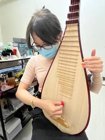 劉昀臻琵琶老師 - 初學的新生姿勢100(⁎⁍̴̛ᴗ⁍̴̛⁎)