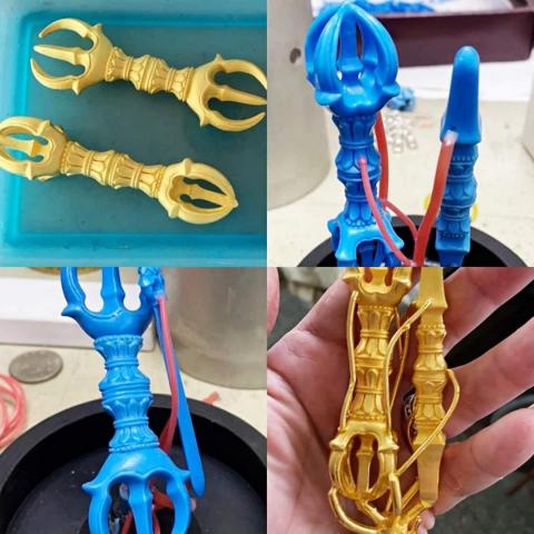 A&B jewelry workshop (阿信） - 金剛杵象徵無堅不摧、無可撼動的圓滿佛性，
與各位分享這次製作的殊聖非常的物件??
A&B克服了這款設計形體厚實、難以鑄造的特性，將細節忠實呈現！

/
材質：9999純金
重量：約10兩