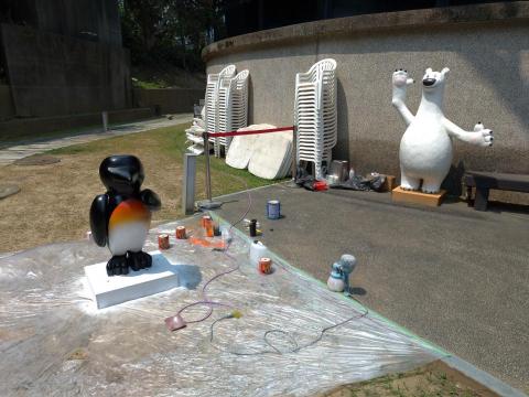 涂家源 - FRP雕塑修復。
風吹日曬儘管是能新陳代謝的皮膚都會受傷；戶外雕塑品經歷了年月後，無非是被拆除丟棄，或許及時修復後還能繼續延續。