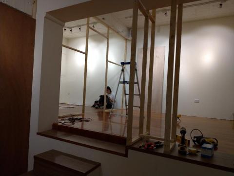 涂家源 - 展場隔間設計製作。
展覽可能會需要展檯、展板、隔牆、裝置，依照創作者的需求，我能以不同的角色(註)，與你討論設計出你我都想不到的樣子。
※註：我喜歡當觀眾，也曾當過創作理念辯論反方。
