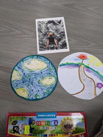 劉若渝 - 學輔志工的課程
先以卡牌了解別人對自己的印象後開始創作。左邊是個人創作，畫出自己的心情；右邊是互動創作，是別人眼中的自己。