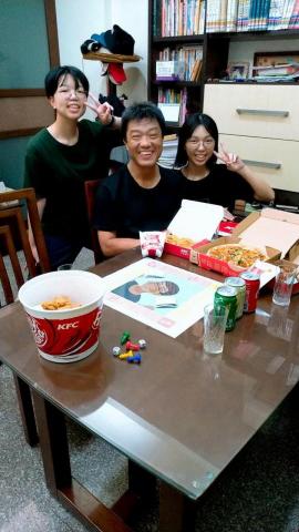 劉若渝 - 自行繪製印刷的父親節桌遊遊玩過程。