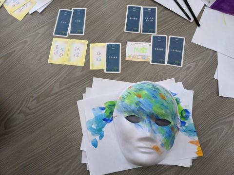 劉若渝 - 學輔志工的課程
先以卡牌互動，討論分享忍耐時自己的感受，接著將這樣的感受視覺化，畫在面具上。