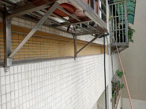 新立外牆繩索工程 - 用隱形鐵窗製作防鴿網（施工中）