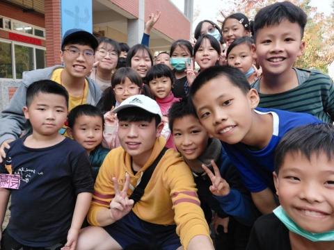裴琪宇 - 台南嘉和國小暑期育樂營，與小孩的合照