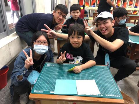 裴琪宇 - 桃子腳國小營隊活動，教小孩摺紙