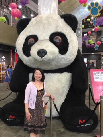 Wendy Wu  - 出國進修順便跟熊貓照個像。