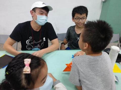 裴琪宇 - 安溪國小與小孩摺紙，開心聊天
