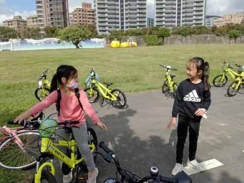 余小姐 - 騎腳踏車