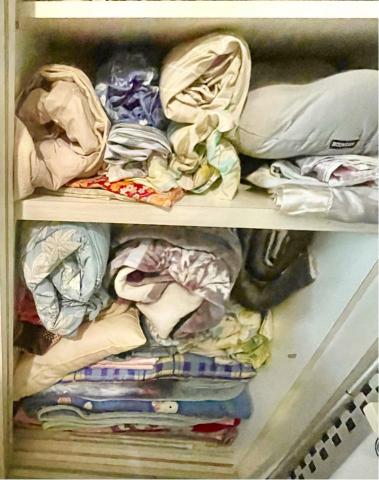 豈家清潔行 - 臥室床單收納，before 