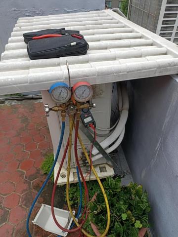 鴻展冷氣工程 - 維修測冷煤壓力