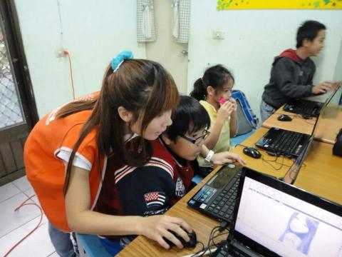 洪嘉彣 - 曾任職於漢光教育基金會協助教導偏鄉孩童、長輩學習使用電腦、平板以縮小城鄉差距