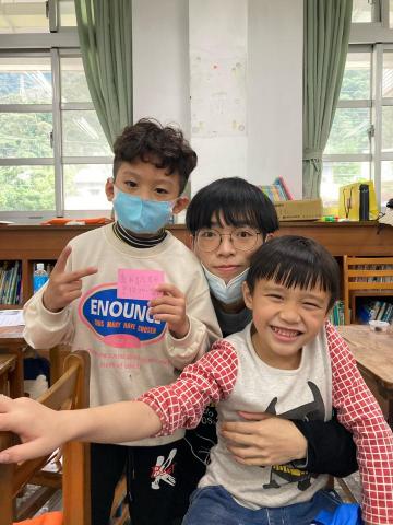 盧宥凱 - 與營隊小朋友合影