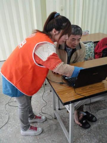 洪嘉彣 - 曾任職於漢光教育基金會協助教導偏鄉孩童、長輩使用電腦、平板以縮小城鄉差距