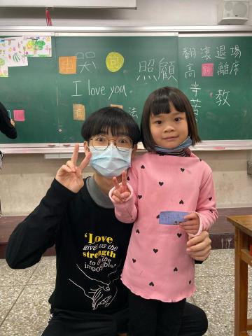 盧宥凱 - 與英語營隊小朋友合影