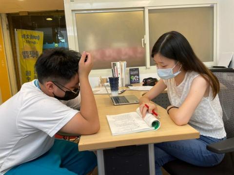 陳晁男 - 此圖為「朝勝文教」輔導老師 一對一幫孩子解題的實際照片。