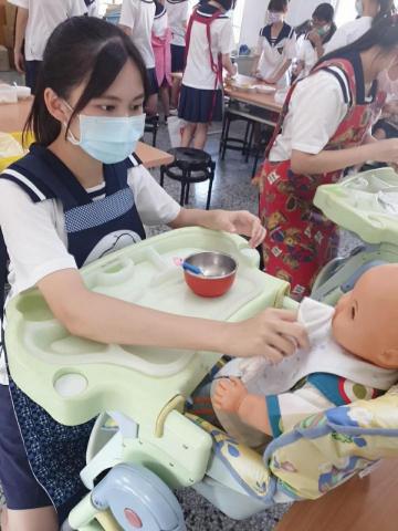 方怡婷 - 製作果泥，模擬餵食