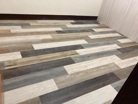 宏宣地板(石塑地板)全室SPC  - 客製化地板跳色現場 宏宣地板(石塑地板)全室SPC  - 客製化地板跳色現場
