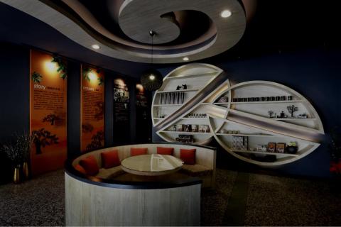 旌堡設計-室內.建築.裝修整合規劃 - 印入眼簾的墨藍色塗抹空間，淺木質的流轉，以一股穩定的生命力點綴氛圍。灰階的莫藍色結合了灰底的堅韌信仰以及藍色本質的永恆希望。簡約有力的色調奠定了環境氛圍的展現。天花板的木飾蜿蜒，形如剛發芽的咖啡樹，在流轉之際散發出一泉生命力的鼓動。