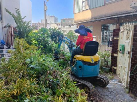 清信水電 - 挖土機作業