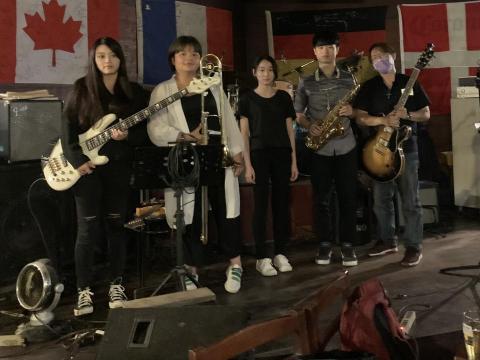 蘇丁信 - 酒吧演出