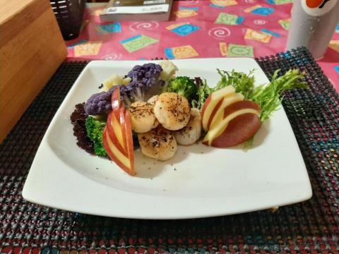 Jacky  - 寶貝平安
採用生食等級的干貝，奶油煎上色
佐蘋果與生鮮蔬菜