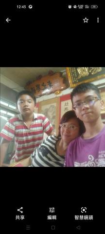 蔡老師 - 在家教生家_下課後合照
此家教生_螺青國小6年級，
是校長的孫子、老師的姪子,
雖父母忙於工作，但
注重孩子的教育和學習態度，
故而聘請本人到府一對一家教。