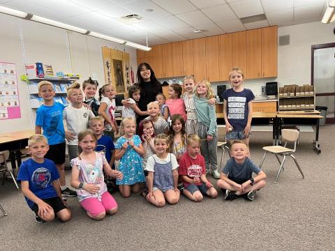 Peggy - 圖為在美國Heritage elementary school 教授中文的班級合照