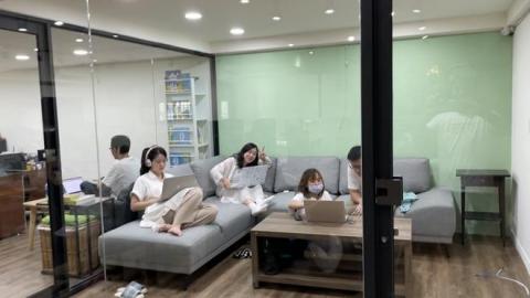 樂活多媒體公司 - 沙發區