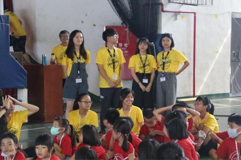 陳宜萱 - 參加福鹿秀雙語品格營 擔任實習執行長 主要責任為規劃孩子們的活動動向、遊戲參與、舞蹈跳動、兒童英文輔導。