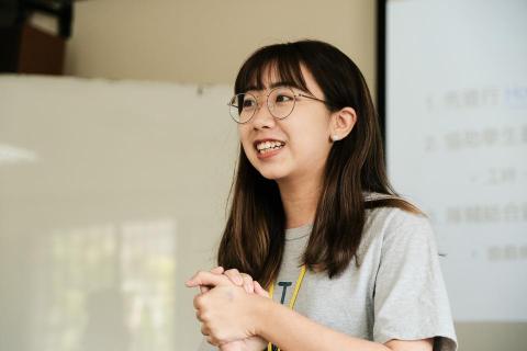 朱婉婷 - 大學期間多次參與國中生教育性質社團，能與孩子打成一片。