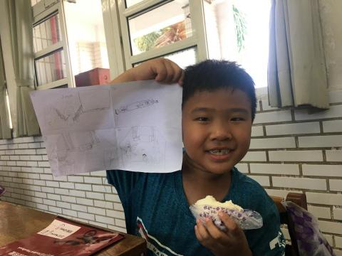 陳宜萱 - 這張照片是我藉由四格漫畫教導孩子學習英文的範例。