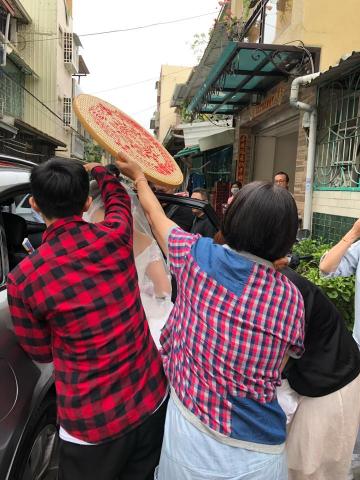 shunyi - 自宅（迎娶儀式 協助媒人婆引領新人上車）