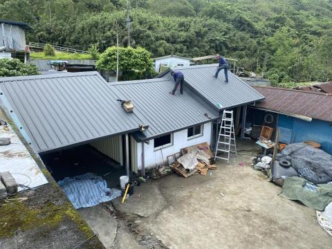 鴻富鐵工 - 礦籤屋頂搭建