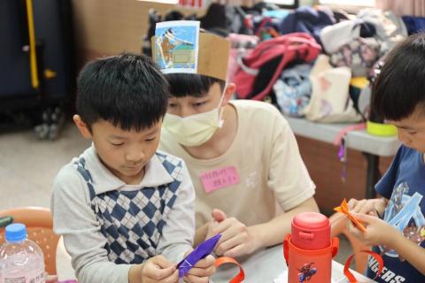 李文峻 - 至偏鄉國小出營隊帶小朋友做勞作