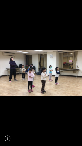 謝宛芸 - 在教幼稚園的學生跳「dance monkey」自創排舞