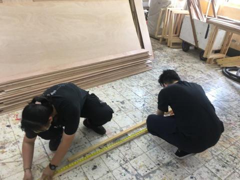 謝宛芸 - 圖左是我在學校的佈景工廠，進行丈量的動作