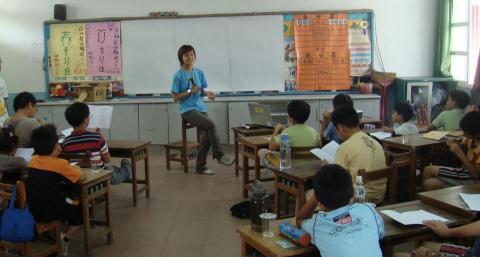 TSAI,HSINYUNG - 多年前帶小學生社團活動