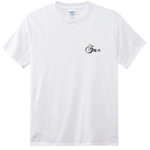 塗文設計室 - 以案主名及喜愛的月亮為概念發想，設計出星月相伴的客製化團服。