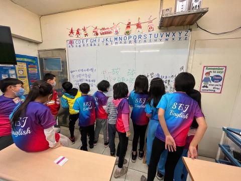 均庭老師 - 中高年級團體作文課