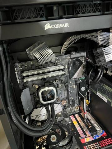 王諺晨 -  i7 7700K
Strix Z270G Gaming
Crucial Ballistix DDR4 3200 16Gx2
Silverstone PS07
Corsair H100i Pro RGB