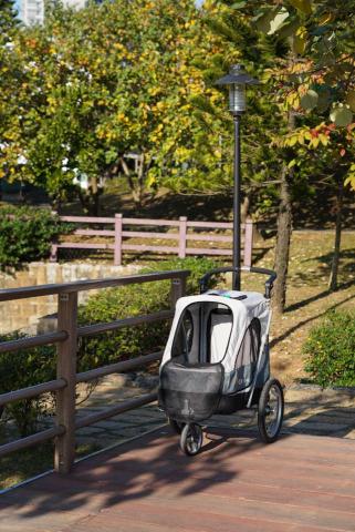 沈伯洋 - 寵物推車