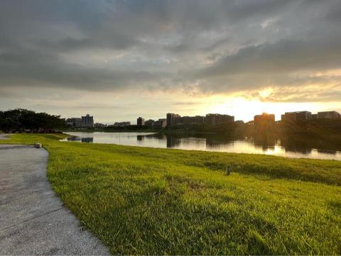 沈伯洋 - 日落的埤塘