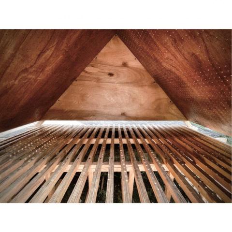 林子涵 - 
對同一個物件進行非常大量的重複行為，試圖以量變座生質變，對空間本身造成感受上的形變。

光對我而言很直接的影響著「時間感」這件事情，希望打造出來的空間能夠讓時問凝滯，能夠讓人缓下來，重新思考關於自己的時間感。