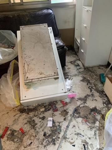 劉秀瑜 - 清理套房一角