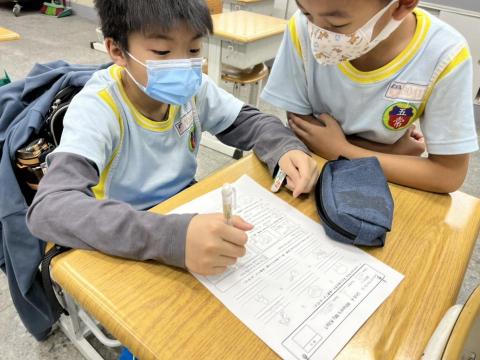 潘靜怡 - 英語教學，台灣即將於2030年邁向雙語國家，現階段許多國小已著手雙語課程教學，因此英語基礎須從國小奠定!!